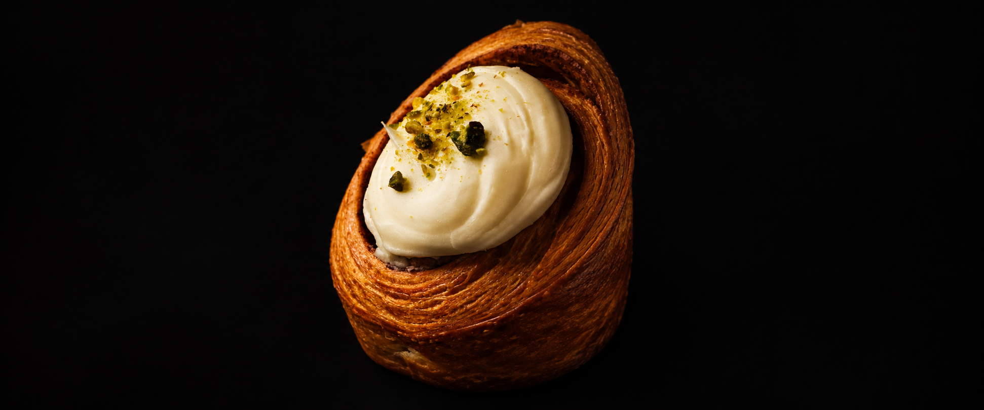Cinnamon roll with mascarpone and pistachio
